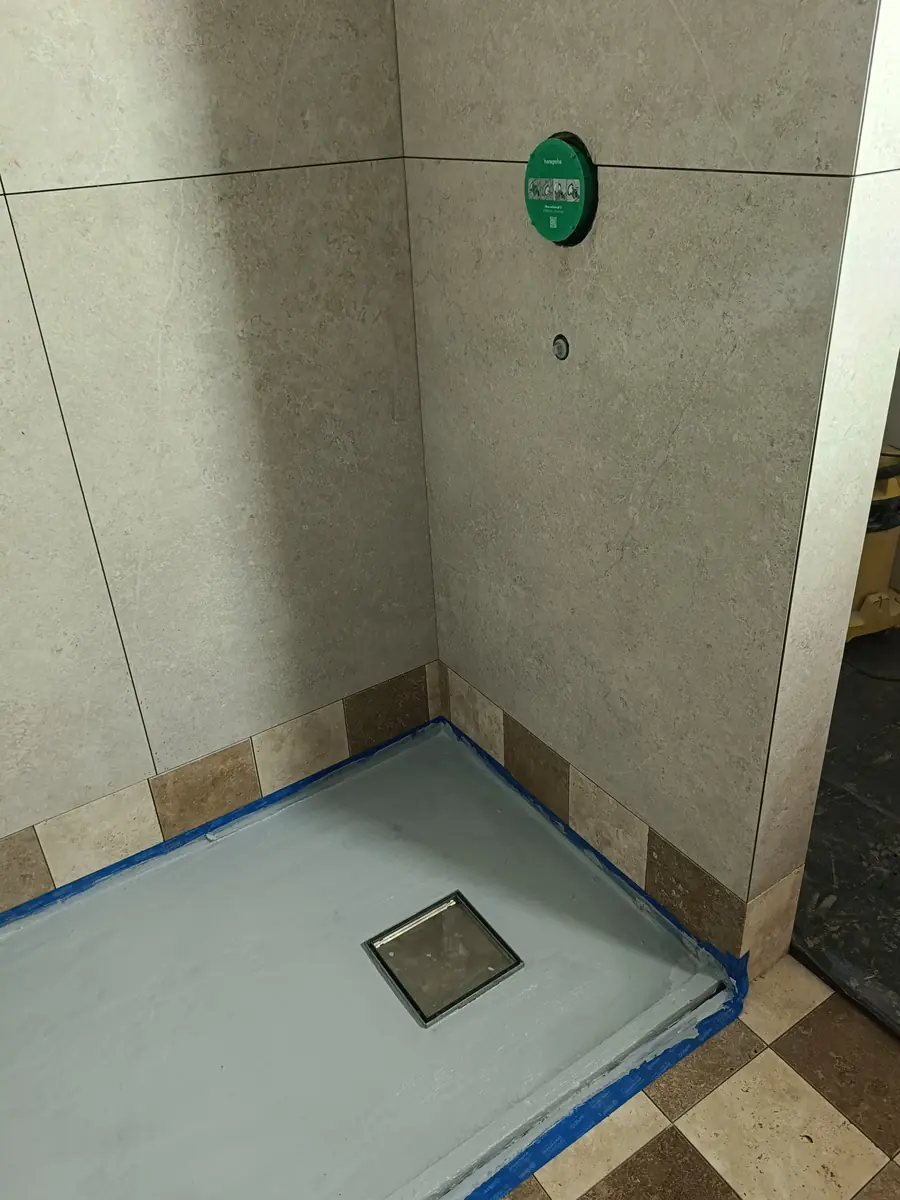 Przygotowana strefa prysznicowa z odpływem podczas prac